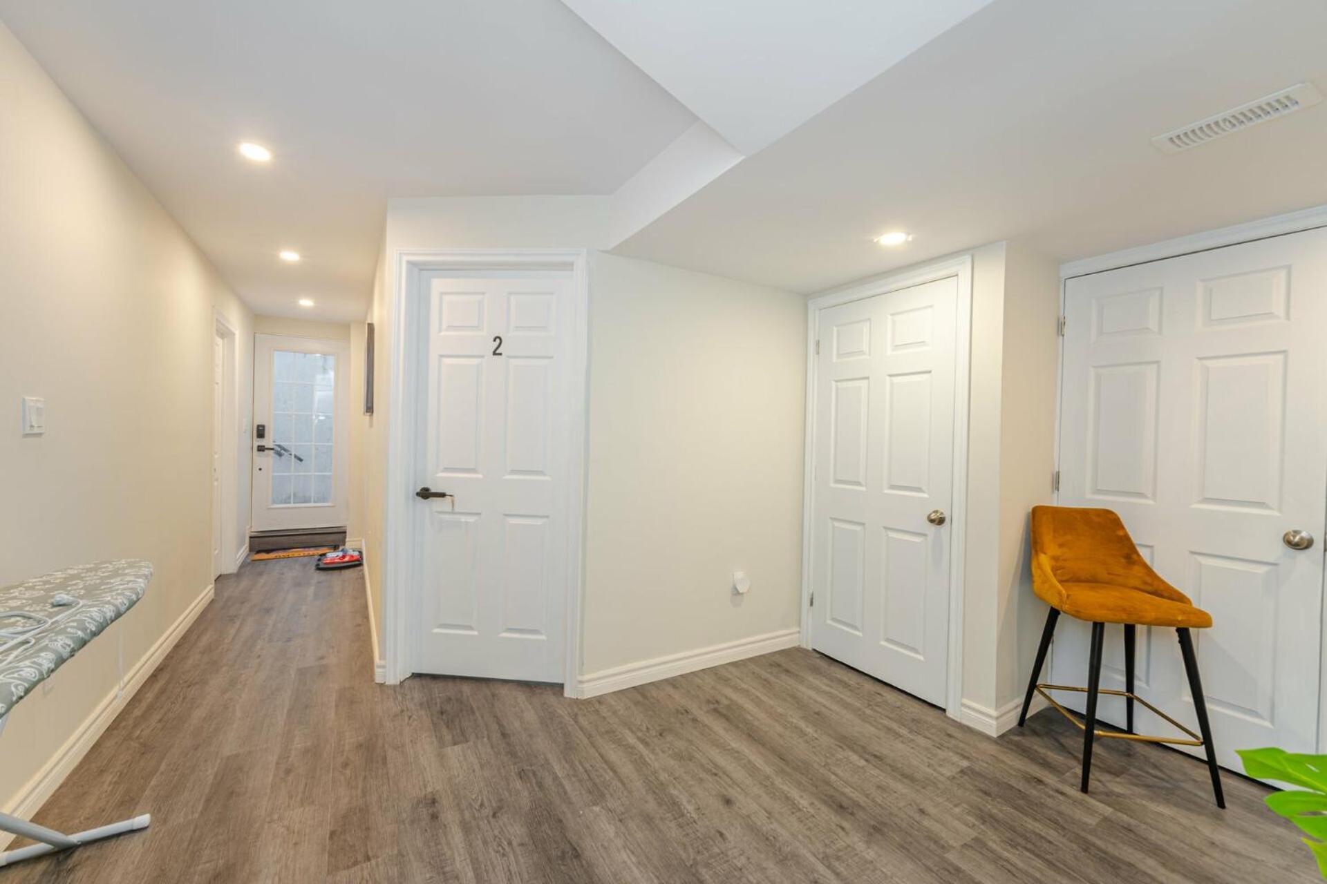 Private Basement Bedrooms In Оуквил Екстериор снимка
