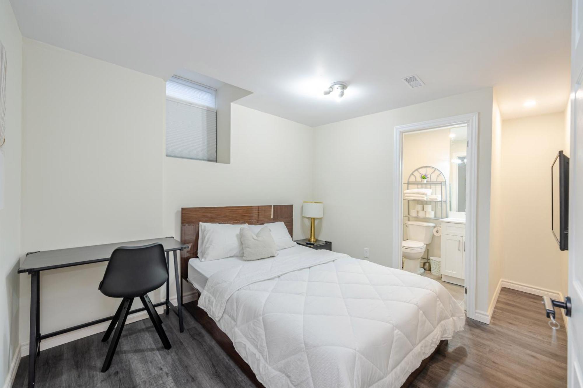 Private Basement Bedrooms In Оуквил Екстериор снимка