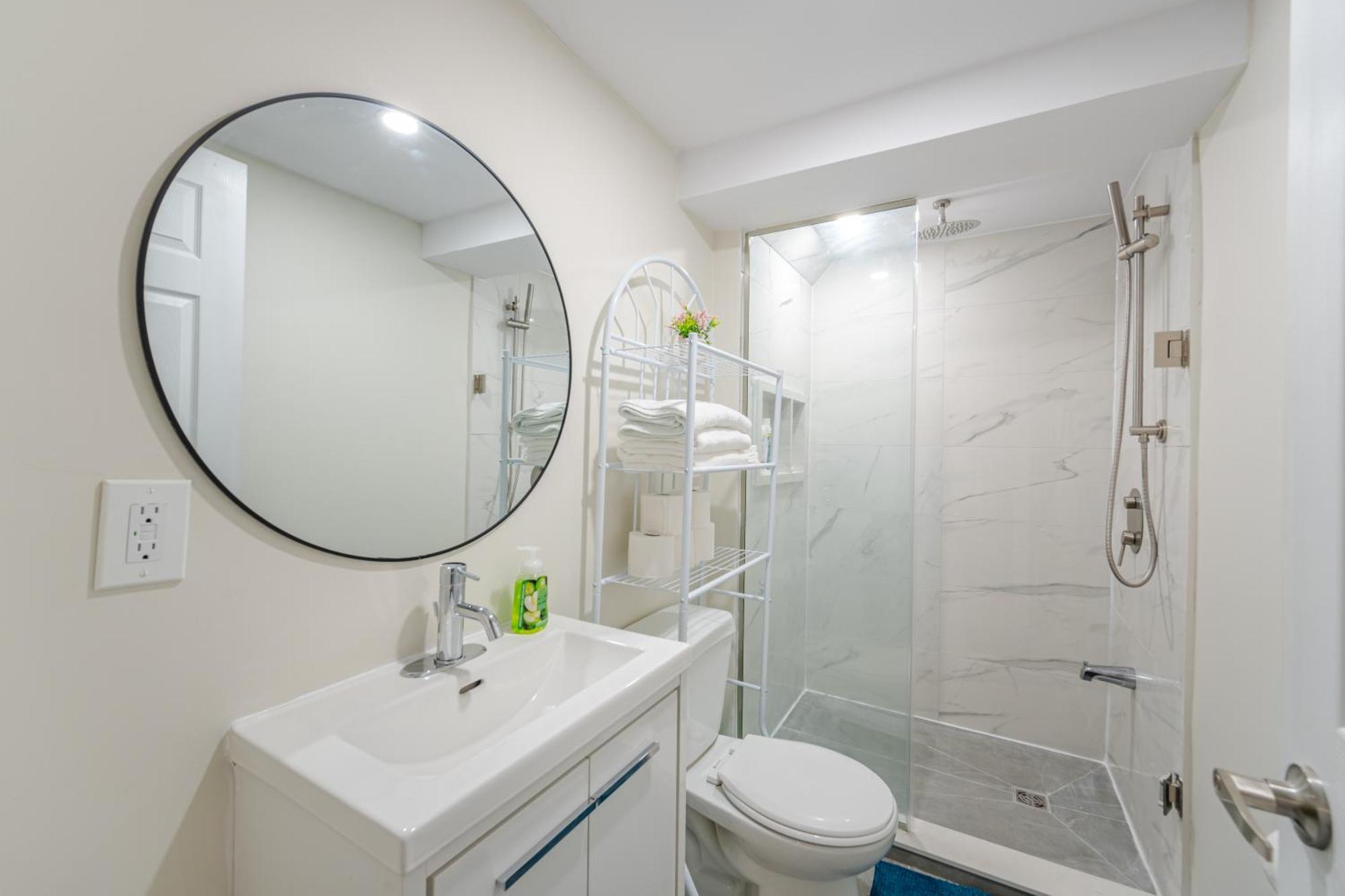 Private Basement Bedrooms In Оуквил Екстериор снимка
