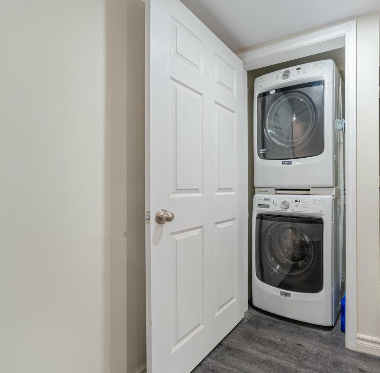 Private Basement Bedrooms In Оуквил Екстериор снимка