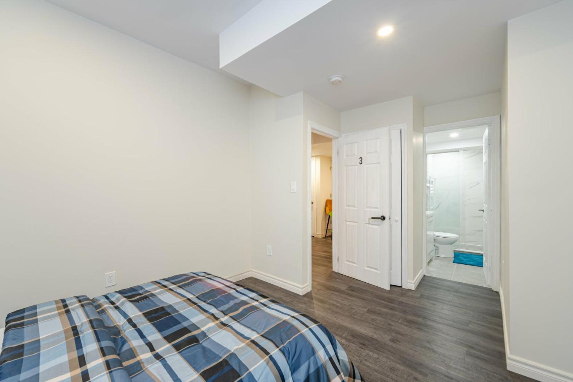 Private Basement Bedrooms In Оуквил Екстериор снимка