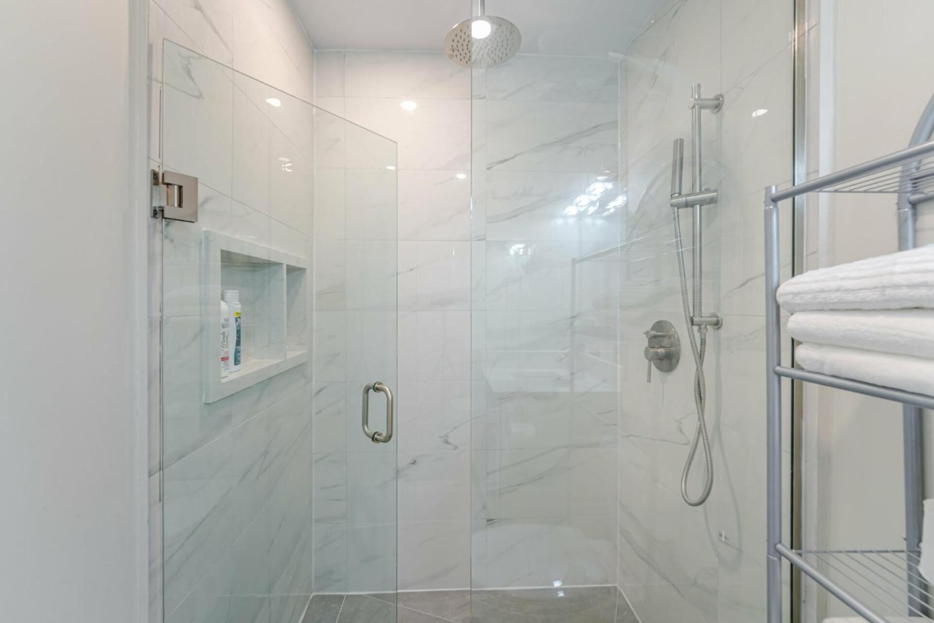 Private Basement Bedrooms In Оуквил Екстериор снимка