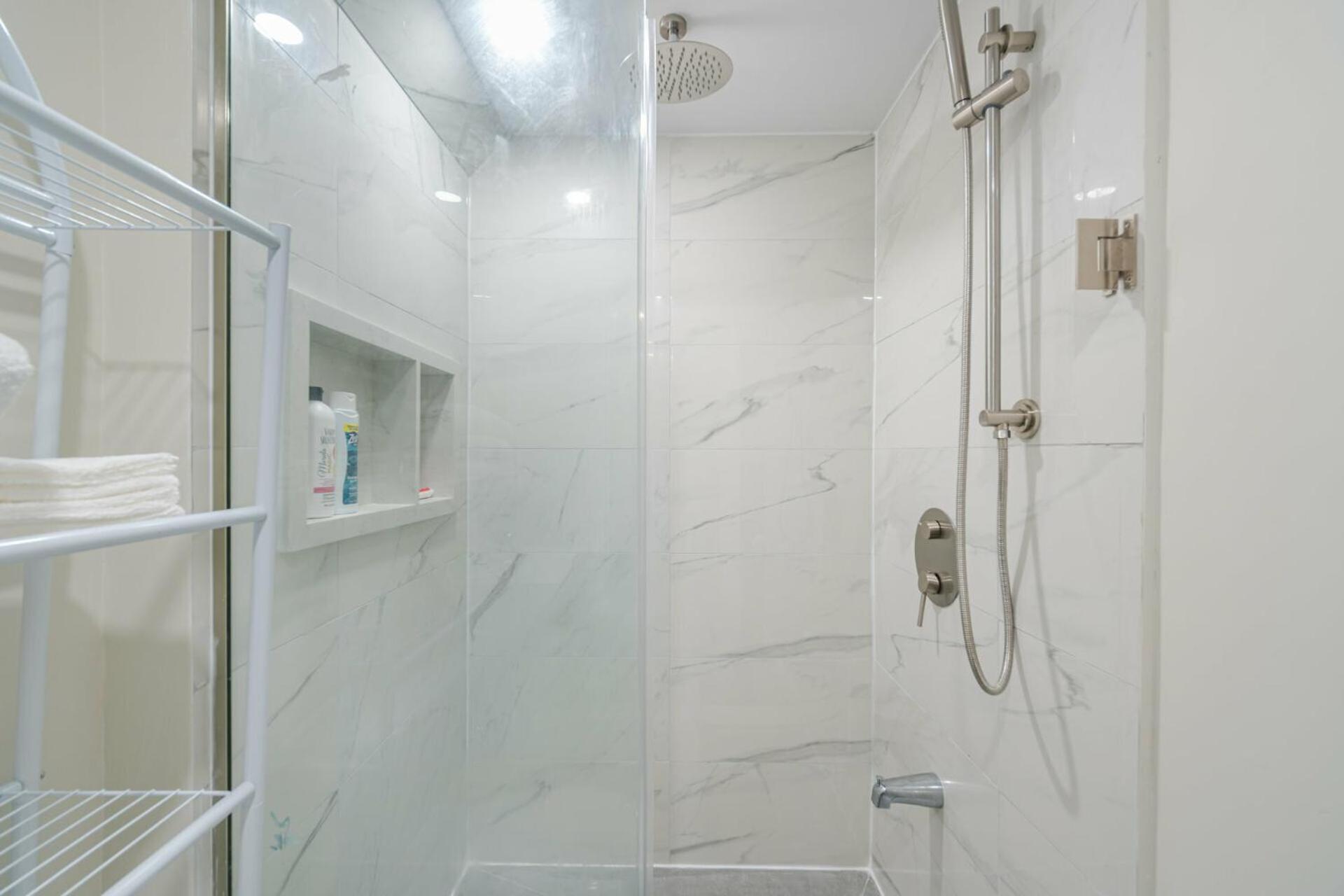 Private Basement Bedrooms In Оуквил Екстериор снимка