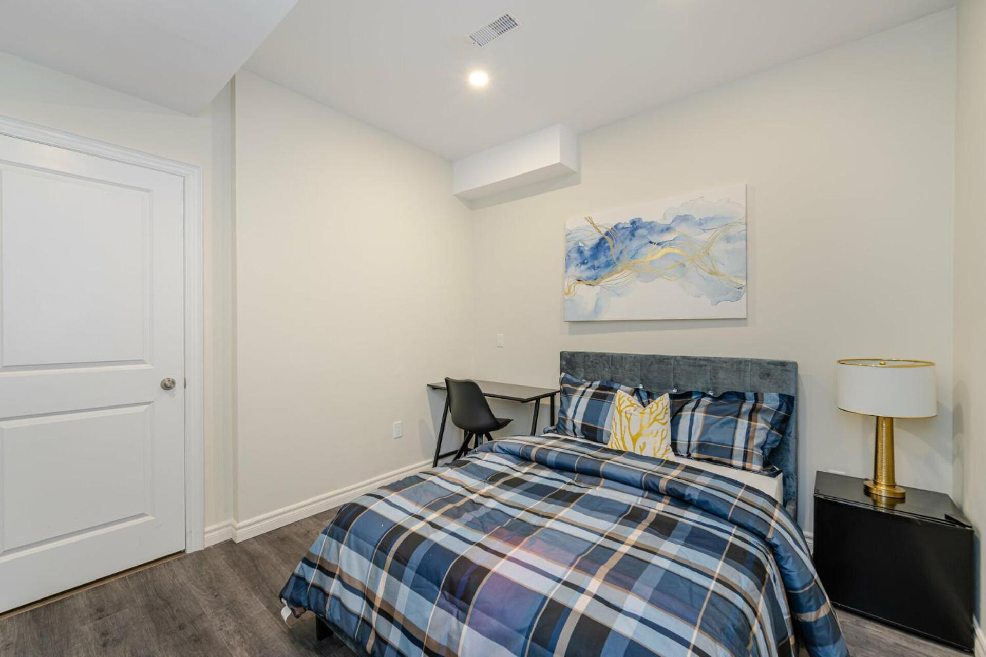 Private Basement Bedrooms In Оуквил Екстериор снимка